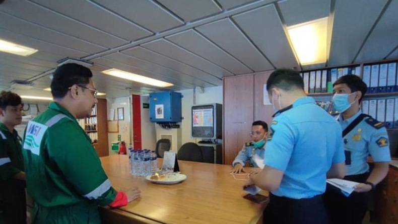 Petugas Imigrasi Tahuna Periksa Dokumen Orang Asing di Kapal Pacific Guard, Ini Hasilnya