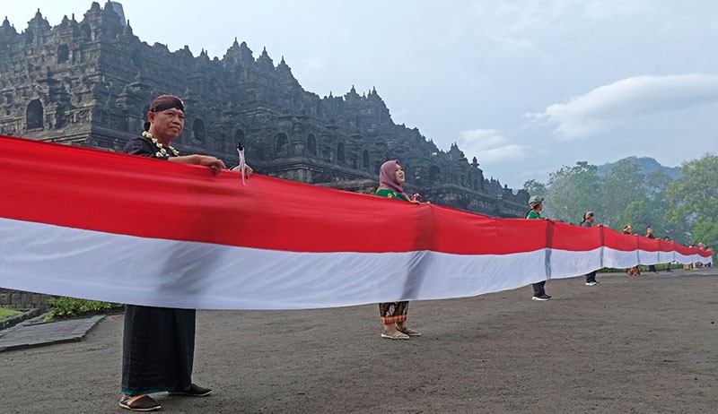 Hari Lahir Pancasila, Merah Putih Sepanjang 1 Km Membentang di Candi Borobudur - Bagian 3