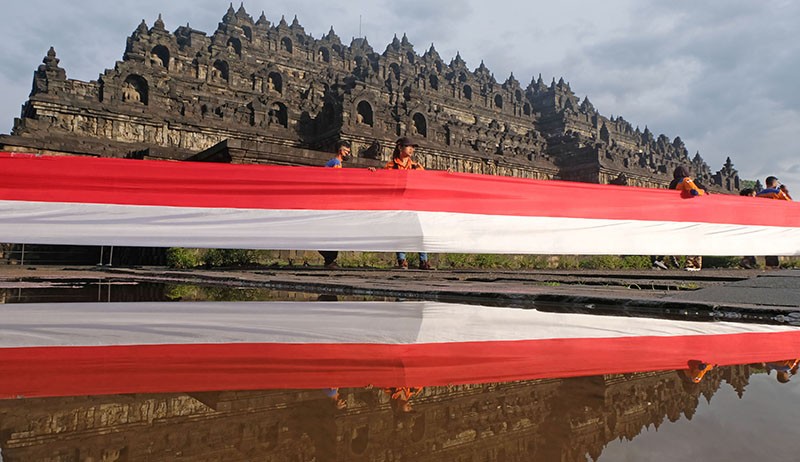 Hari Lahir Pancasila, Merah Putih Sepanjang 1 Km Membentang di Candi Borobudur - Bagian 1