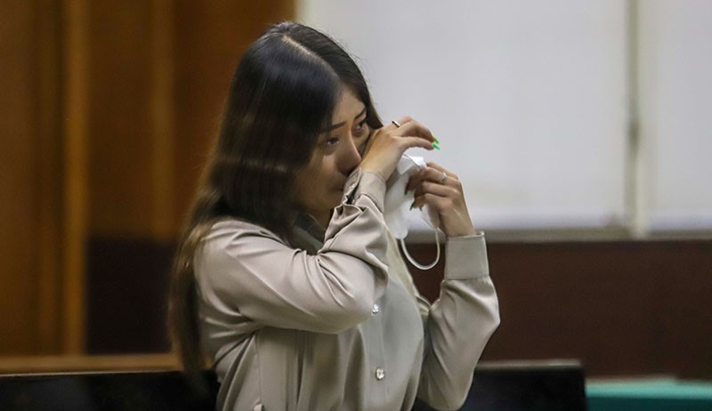 Tangisan Ayu Thalia di Persidangan karena Eksepsi Ditolak - Bagian 1