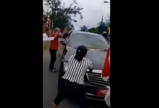 Emak-Emak di Ngada Nekat Adang Mobil Jokowi demi Dapat Baju dan Bersalaman