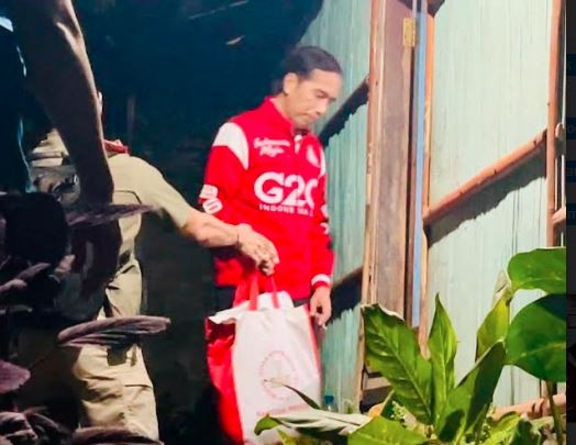 Jokowi Kejutkan Warga Ende Malam-Malam Datangi Rumah Sambil Beri Bantuan