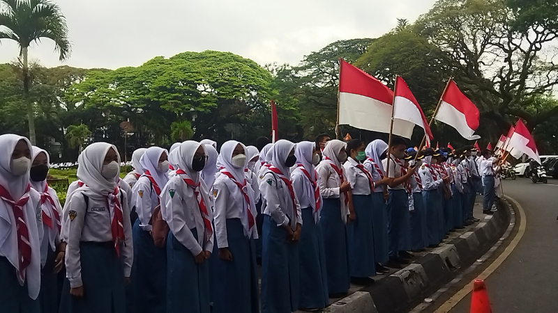 Hari Pancasila, Ribuan Pelajar SMA di Malang Kibarkan Merah Putih Kelilingi Bundaran Tugu