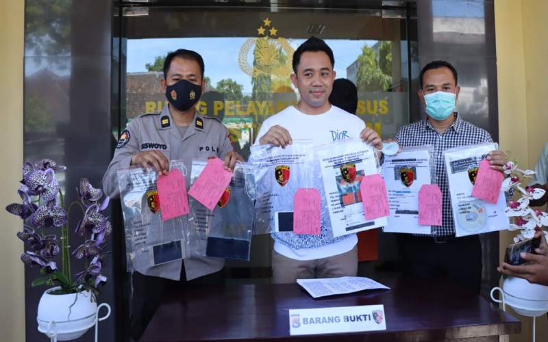 Tak Terima Hubungan Asmara Berakhir, Berondong Ini Sebar Foto Syur Sang Mantan