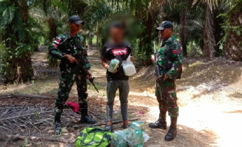 Satgas Pamtas Sergap Penyelundup 13,6 Kg Sabu dari Malaysia di Perkebunan Sawit