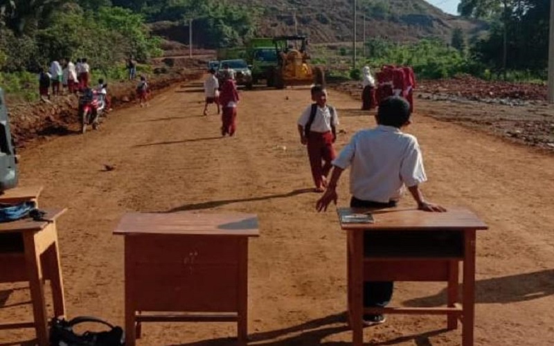 Puluhan Siswa SD Puusuli Konawe Utara Blokade Jalan Tambang Pakai Bangku