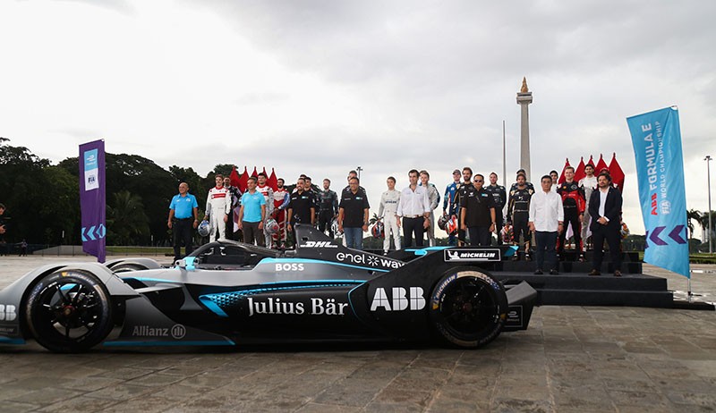 Momen Anies Baswedan Foto Bersama Pembalap Formula E dengan Latar Belakang Monas - Bagian 1