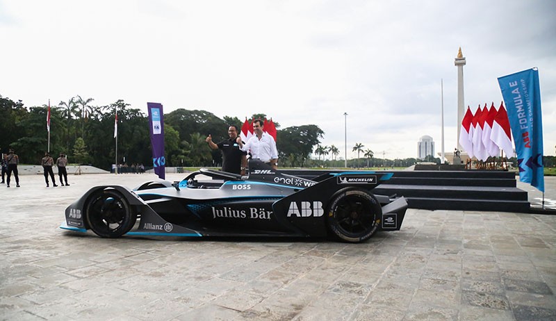 Momen Anies Baswedan Foto Bersama Pembalap Formula E dengan Latar Belakang Monas - Bagian 2