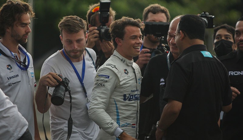 Momen Anies Baswedan Foto Bersama Pembalap Formula E dengan Latar Belakang Monas - Bagian 3
