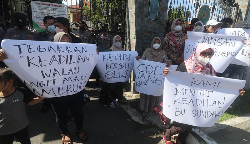Aksi Emak-Emak Tuntut Pelaku KDRT Dihukum Maksimal - Bagian 1