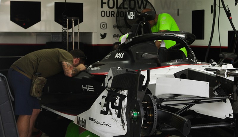 Begini Kesibukan Kru Formula E Menyiapkan Mobil Balap - Bagian 2