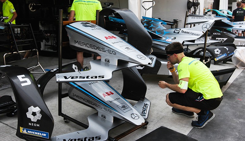 Begini Kesibukan Kru Formula E Menyiapkan Mobil Balap - Bagian 4