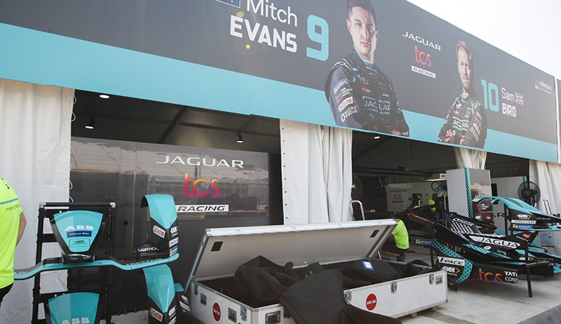 Begini Kesibukan Kru Formula E Menyiapkan Mobil Balap - Bagian 5