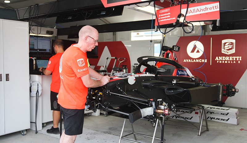 Begini Kesibukan Kru Formula E Menyiapkan Mobil Balap - Bagian 3
