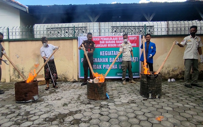 144,75 Gram Sabu dan Ratusan Kosmetik Ilegal di Lombok Timur Dimusnahkan