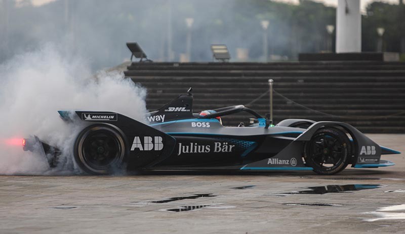 Pembalap Asal Belanda Keturunan Indonesia Pamer Kekuatan Mesin Mobil Formula E - Bagian 3