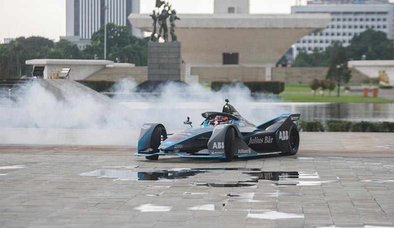 Pembalap Asal Belanda Keturunan Indonesia Pamer Kekuatan Mesin Mobil Formula E - Bagian 2