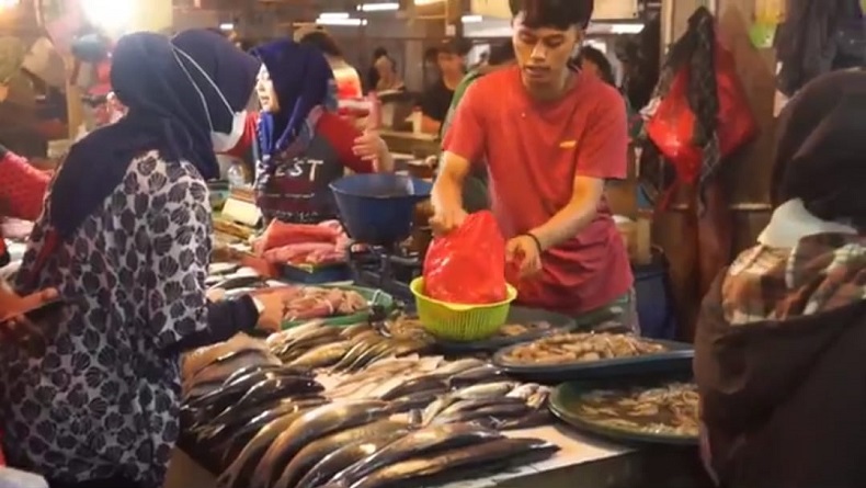 Pesisir Jabar Diterjang Gelombang Pasang, Harga Ikan Laut di Kota Bandung Mahal
