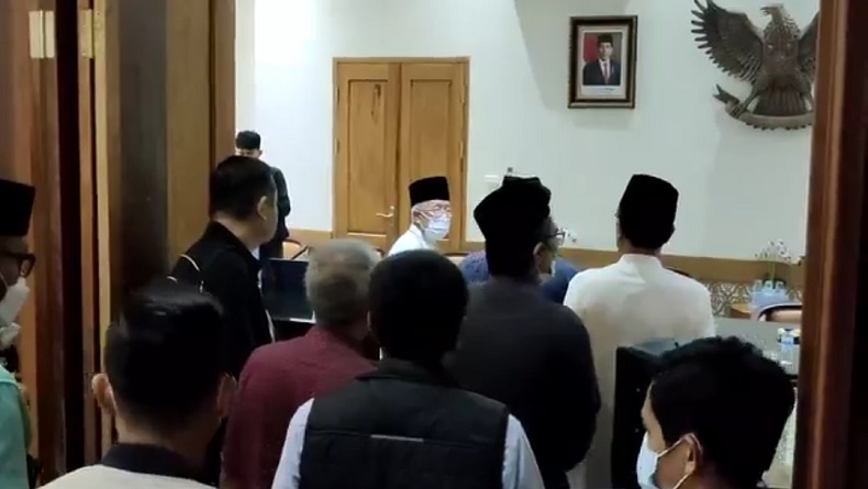 Keluarga Ridwan Kamil dan MUI Jabar Gelar Sholat Gaib untuk Emmeril