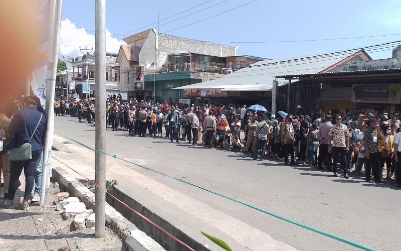 Tunggu Kedatangan Jokowi, Warga Antre di Jalanan dari Jam 6 Pagi