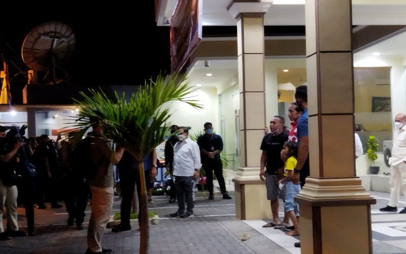 title Ingin Ketemu Presiden Jokowi, Warga Ende Tunggu di Depan Hotel hingga Malam Ingin Ketemu Presiden Jokowi, Warga Ende Tunggu di Depan Hotel hingga Malam