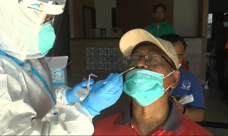 Lindungi CJH, 350 Petugas Asrama Haji Surabaya Jalani Tes Swab Massal 