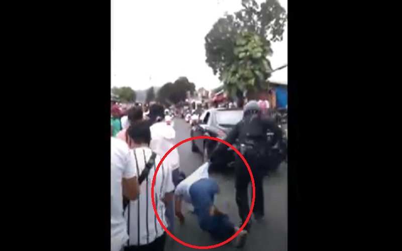 title Viral Emak-Emak Kejar Mobil Jokowi hingga Jatuh dan Nyaris Terinjak Viral Emak-Emak Kejar Mobil Jokowi hingga Jatuh dan Nyaris Terinjak