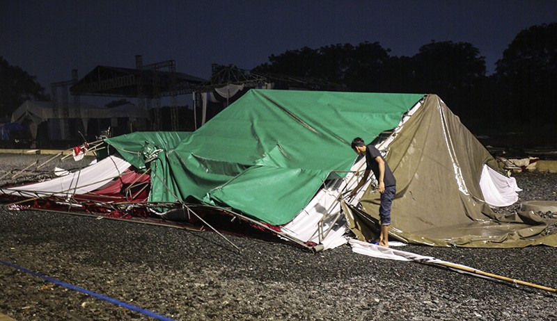 Penampakan Tenda Lebaran Depok Roboh Diterjang Angin Kencang - Bagian 2