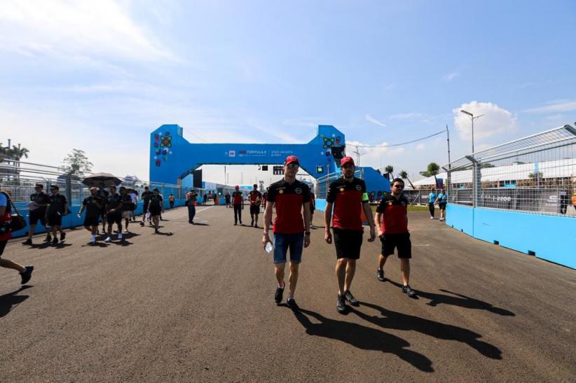Pembalap Formula E Track Walk Mengenal Lintasan Sirkuit JIEC - Bagian 1