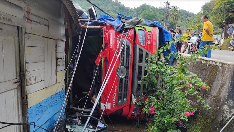Warga Sibolga Dikejutkan Suara Benturan Keras, Ternyata Truk Tangki Jatuh di Depan Rumah