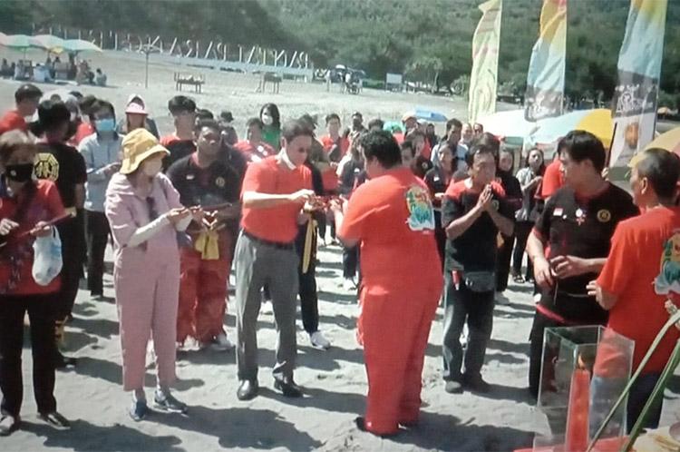 Dirikan Telur Ayam, Ratusan Etnis Tionghoa Rayakan Peh Cun di Pantai Parangtritis