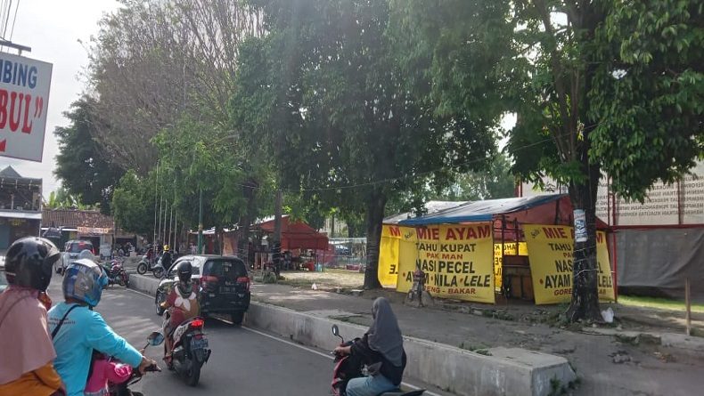 title Dampak Pelonggaran Pemakaian Masker, Pendapatan PKL Sukoharjo Naik Pesat Dampak Pelonggaran Pemakaian Masker, Pendapatan PKL Sukoharjo Naik Pesat