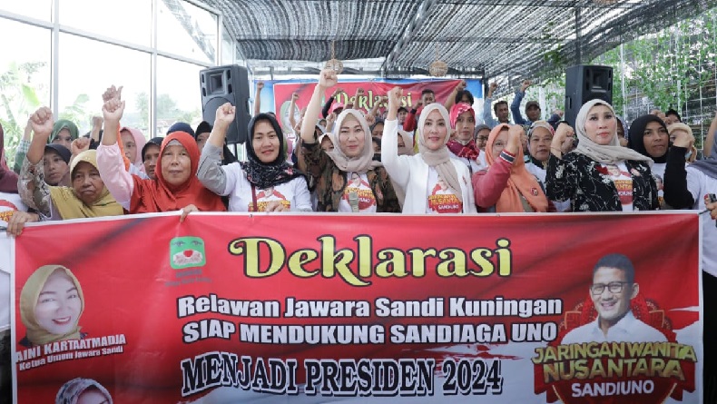 Latih Pelaku UMKM Cara Olah Nasi Bakar Khas Kuningan, Sandiaga Uno Raih Dukungan