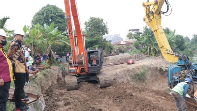 title Bobby Nasution Cek Perbaikan Jalan Raja Aceh, Ambles Tergerus Arus Sungai Denai Bobby Nasution Cek Perbaikan Jalan Raja Aceh, Ambles Tergerus Arus Sungai Denai