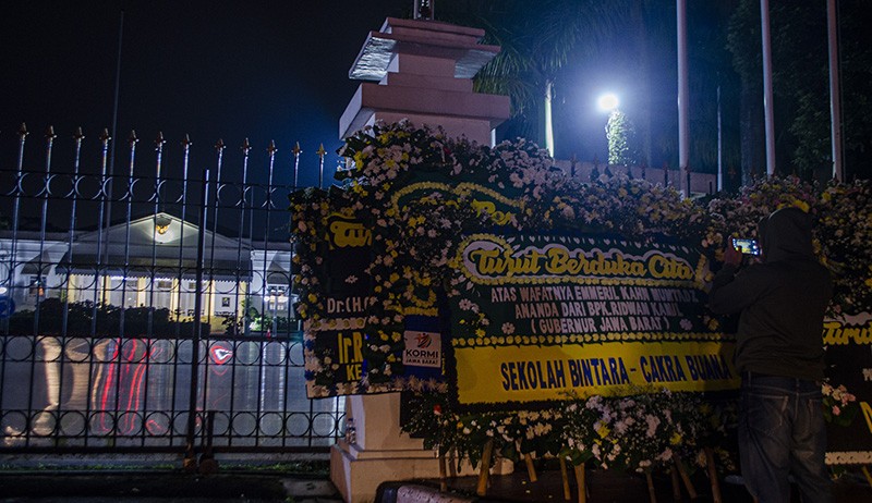 Ungkapan Duka Cita, Bunga dan Foto Eril Penuhi Gedung Negara Pakuan Bandung - Bagian 3