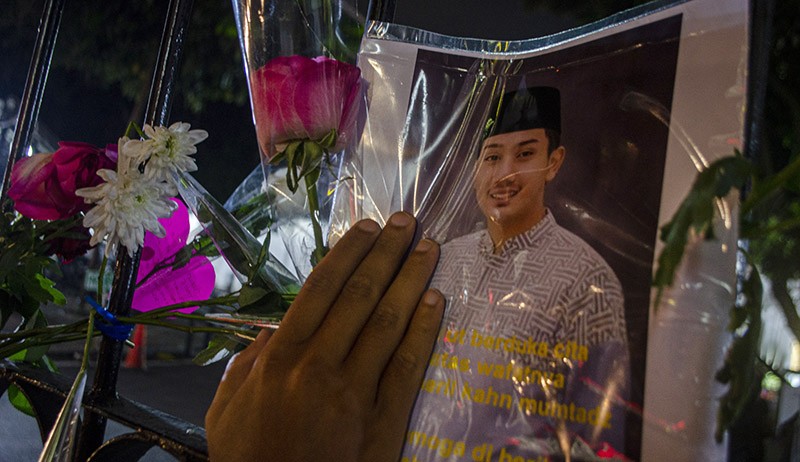 Ungkapan Duka Cita, Bunga dan Foto Eril Penuhi Gedung Negara Pakuan Bandung - Bagian 1