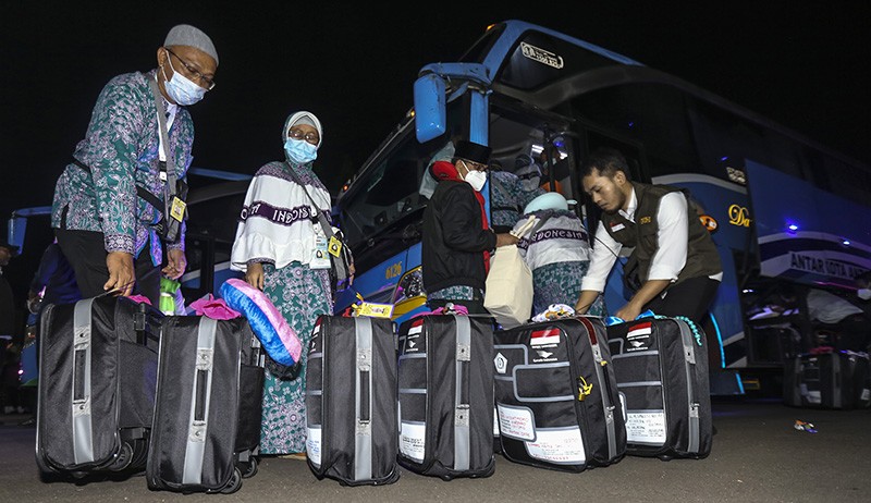 Foto-Foto Ratusan Calon Jemaah Haji Kloter 1 Berangkat ke Tanah Suci - Bagian 1
