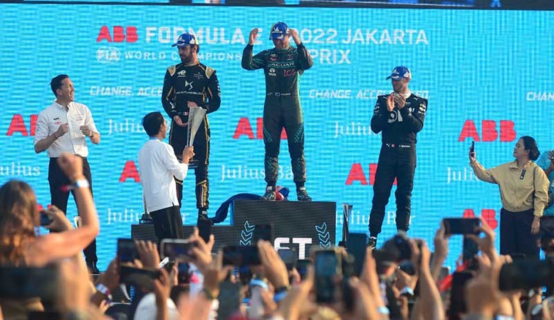 Foto-Foto Presiden Jokowi Serahkan Piala kepada Juara 1 Formula E Mitch Evans - Bagian 1