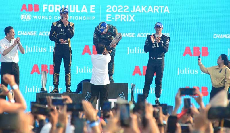 Foto-Foto Presiden Jokowi Serahkan Piala kepada Juara 1 Formula E Mitch Evans - Bagian 2