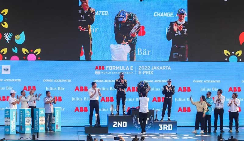 Foto-Foto Presiden Jokowi Serahkan Piala kepada Juara 1 Formula E Mitch Evans - Bagian 3