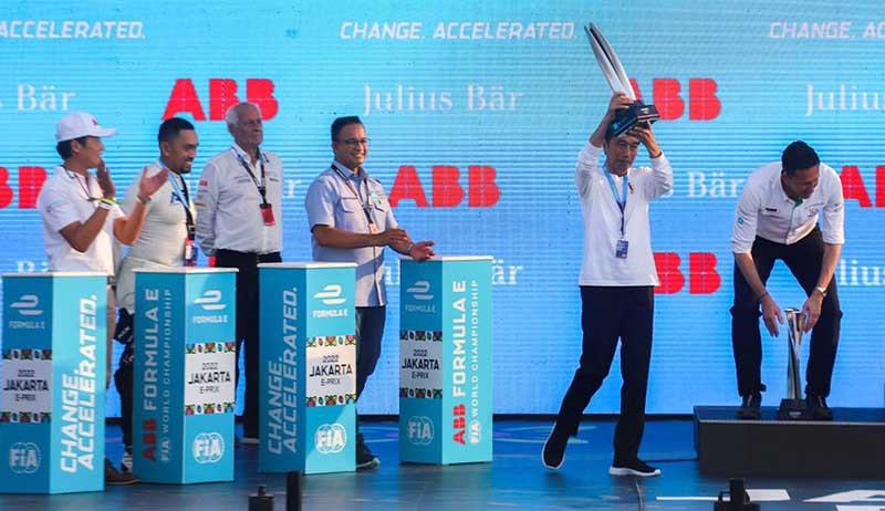 Foto-Foto Presiden Jokowi Serahkan Piala kepada Juara 1 Formula E Mitch Evans - Bagian 4