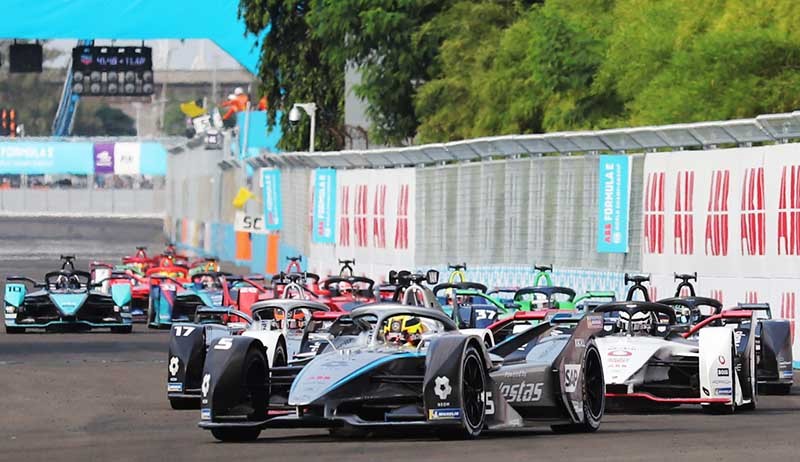 Aksi Pembalap Jaguar TCS Mitch Evans Juara 1 Formula E Jakarta - Bagian 1