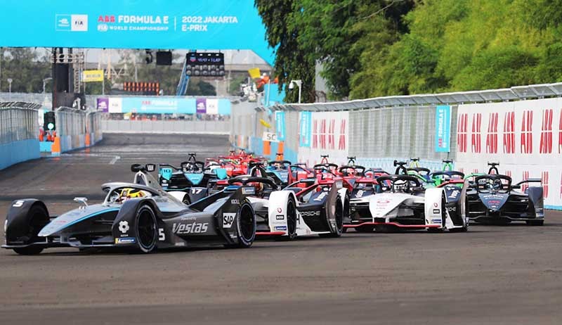 Aksi Pembalap Jaguar TCS Mitch Evans Juara 1 Formula E Jakarta - Bagian 2