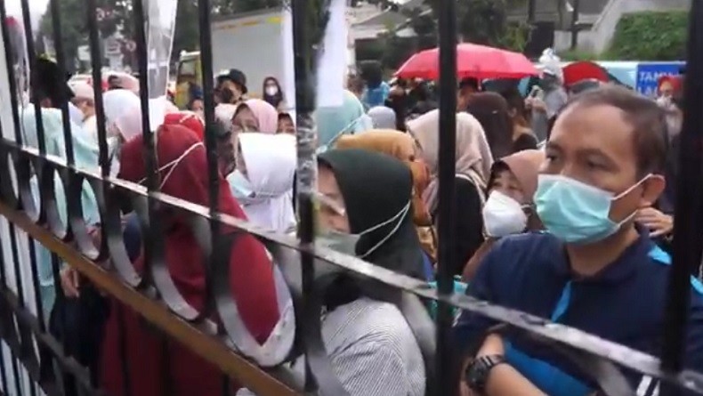 Ikut Doa Bersama untuk Eril, Warga Antre di Depan Gerbang Rumah Dinas Ridwan Kamil