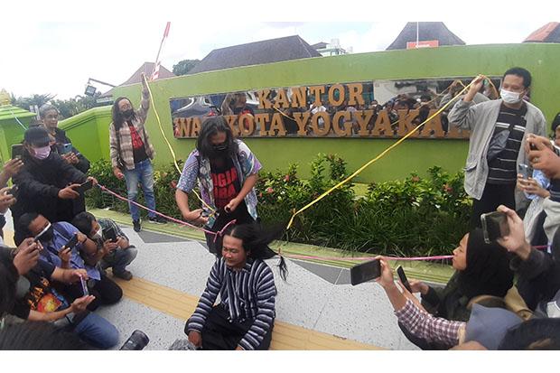 Haryadi Suyuti Ditahan KPK, Penggagas Jogja Ora Didol Cukur Gundul