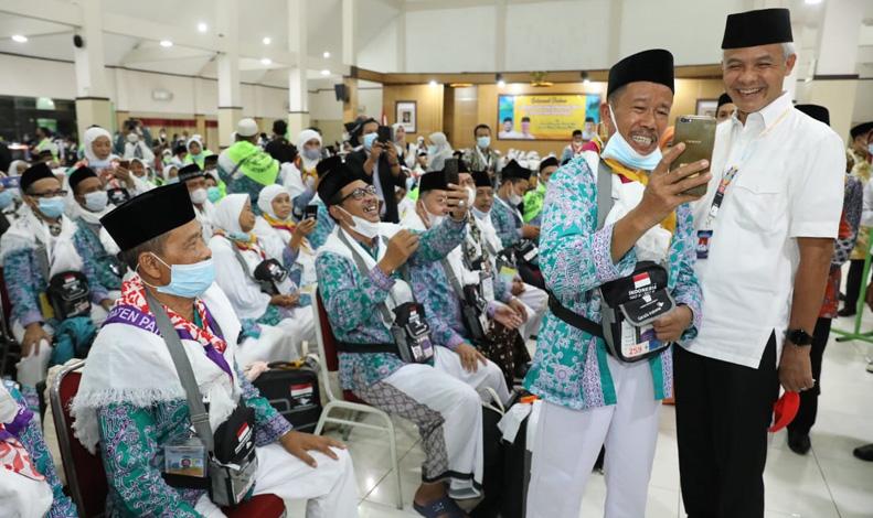title Lepas Jemaah Haji, Ganjar Terharu Kisah Penjual Pecel Sisihkan Rp10.000 Selama 11 Tahun Lepas Jemaah Haji, Ganjar Terharu Kisah Penjual Pecel Sisihkan Rp10.000 Selama 11 Tahun
