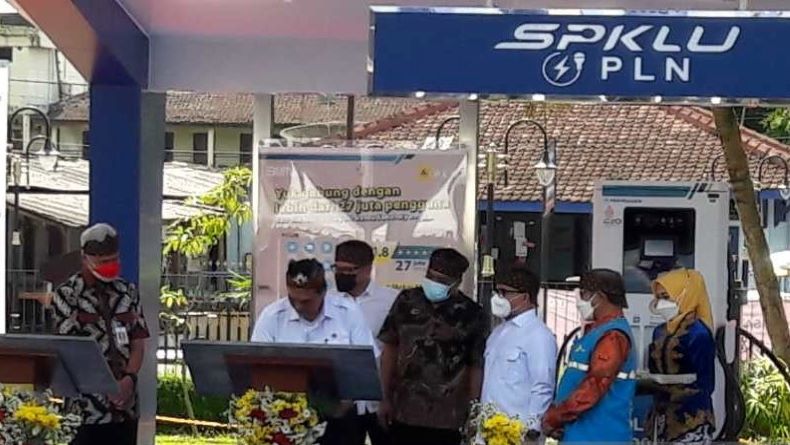 Luhut Resmikan SPKLU di Kawasan Candi Borobudur Magelang 