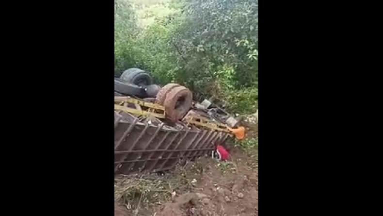 title Truk Nyelonong ke Jurang, Sopir Selamat Setelah Lompat Tinggalkan Kernet sedang Tertidur Truk Nyelonong ke Jurang, Sopir Selamat Setelah Lompat Tinggalkan Kernet sedang Tertidur