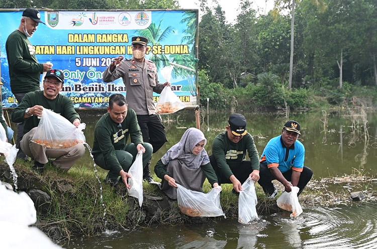 Peringati Hari Lingkungan Hidup Sedunia, Bupati Kebumen Tebar Ribuan Benih Ikan dan Tanam Pohon