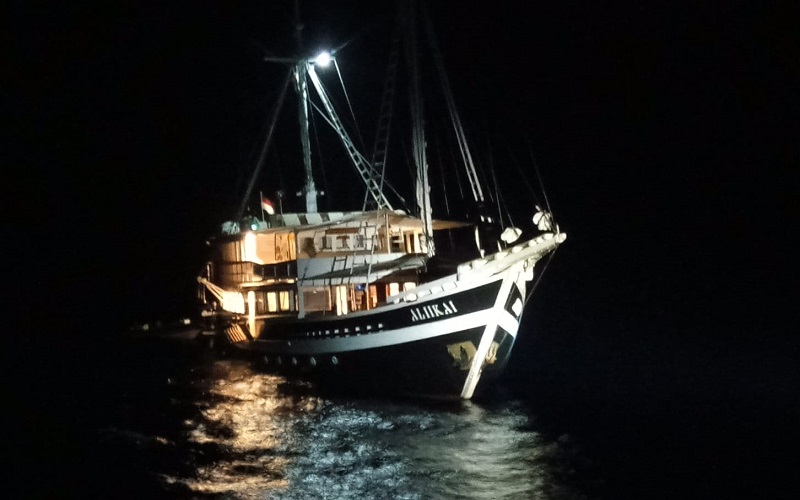 Kapal Berpenumpang Wisatawan Asing Mati Mesin di Teluk Nara Lombok Utara